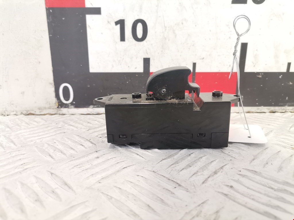 Кнопка стеклоподъемника MITSUBISHI Colt Z3 2003-2012