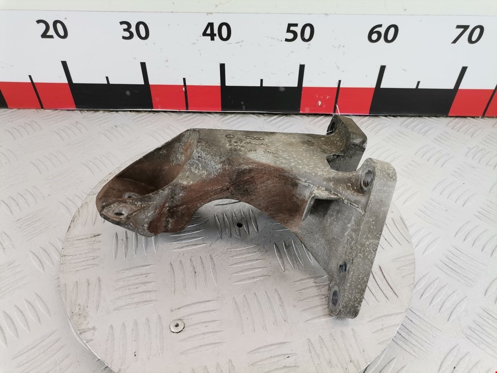 Кронштейн (крепление лапа) двигателя Volkswagen Passat 5 GP (2000-2005)