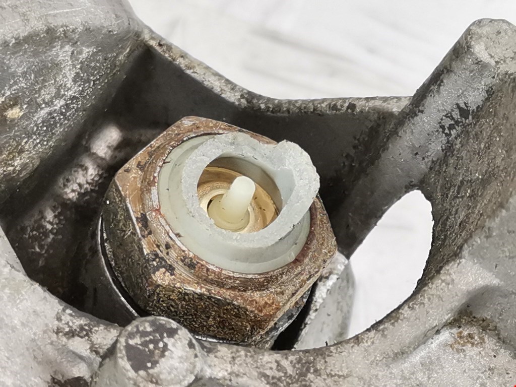 Корпус масляного фильтра CITROEN C3 2002-2009