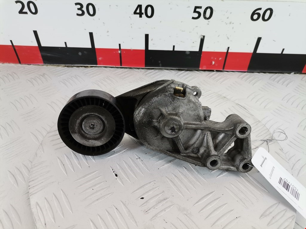 Натяжитель ремня генератора (приводного поликлинового ремня Volkswagen Golf 4 (1997-2004)