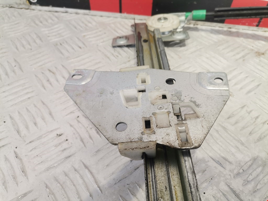 Стеклоподъемник задний правый MITSUBISHI Space Star 1999-2006