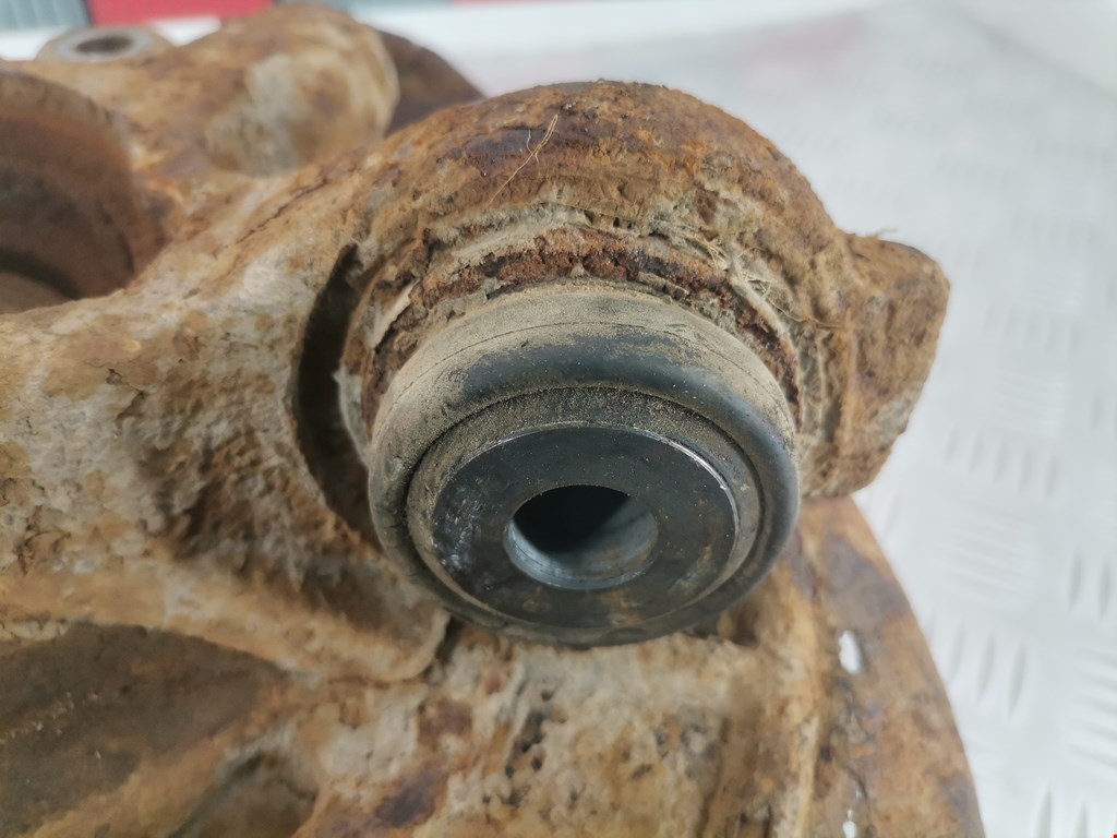 Ступица задняя правая LAND ROVER Discovery III 2005-2009