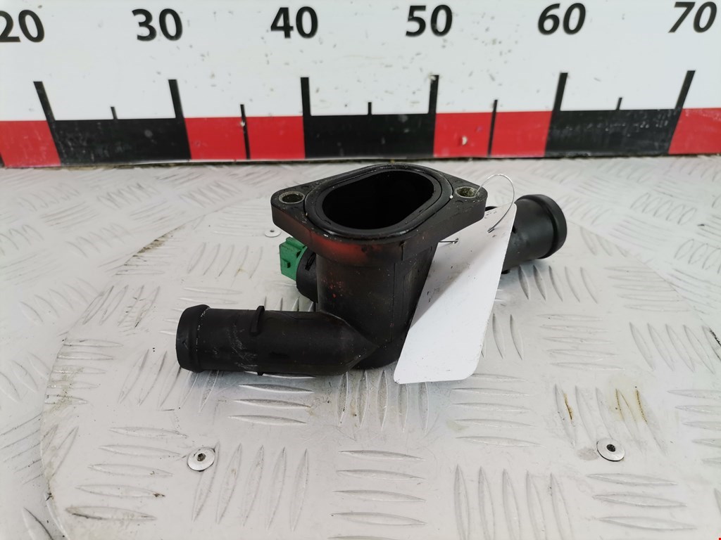 Фланец (штуцер системы охлаждения тройник) Audi A3 8L (1996-2003)