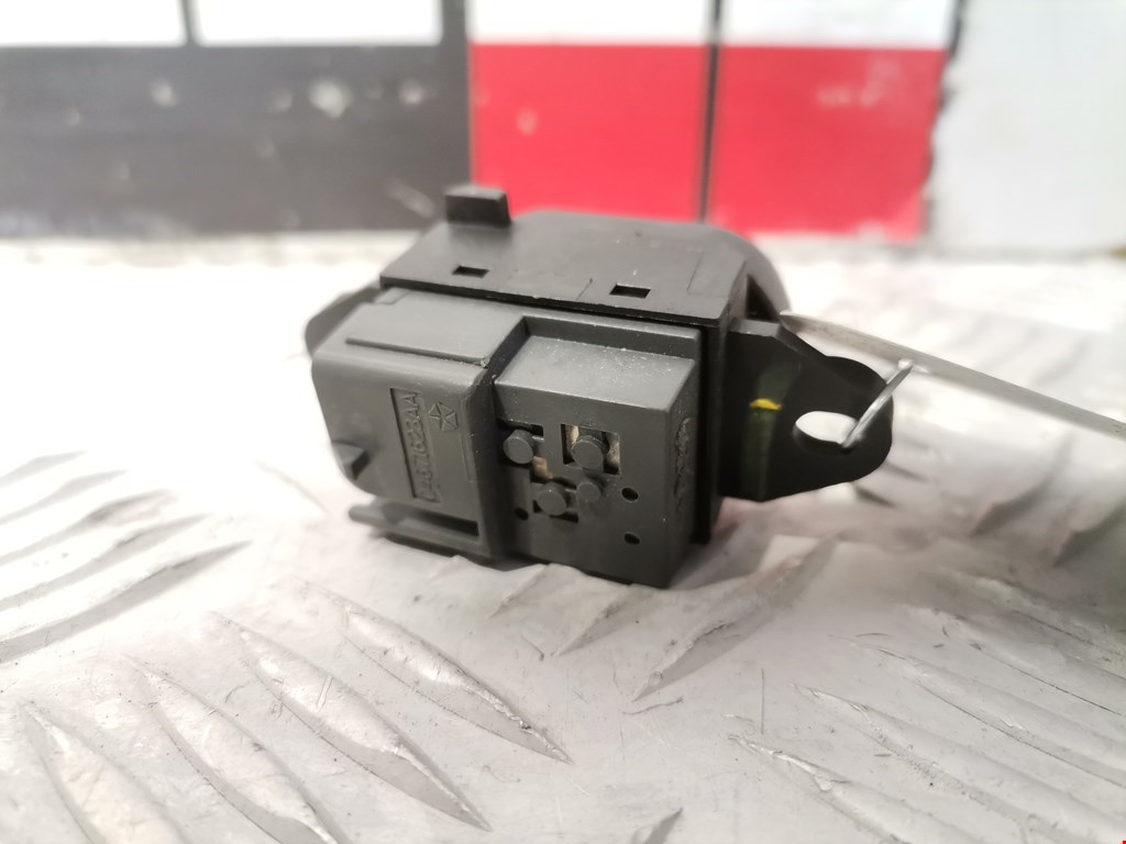 Кнопка центрального замка CHRYSLER PT Cruser 2000-2010