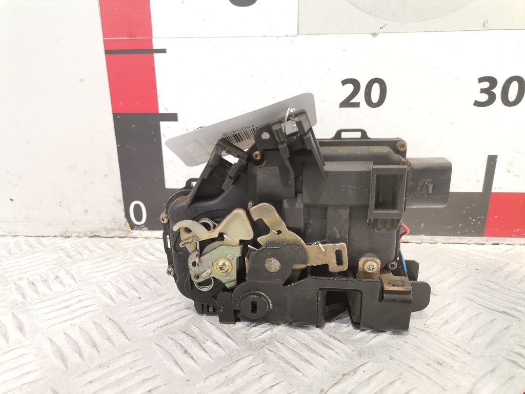 Замок двери задней левой AUDI A6 C5 1997-2004