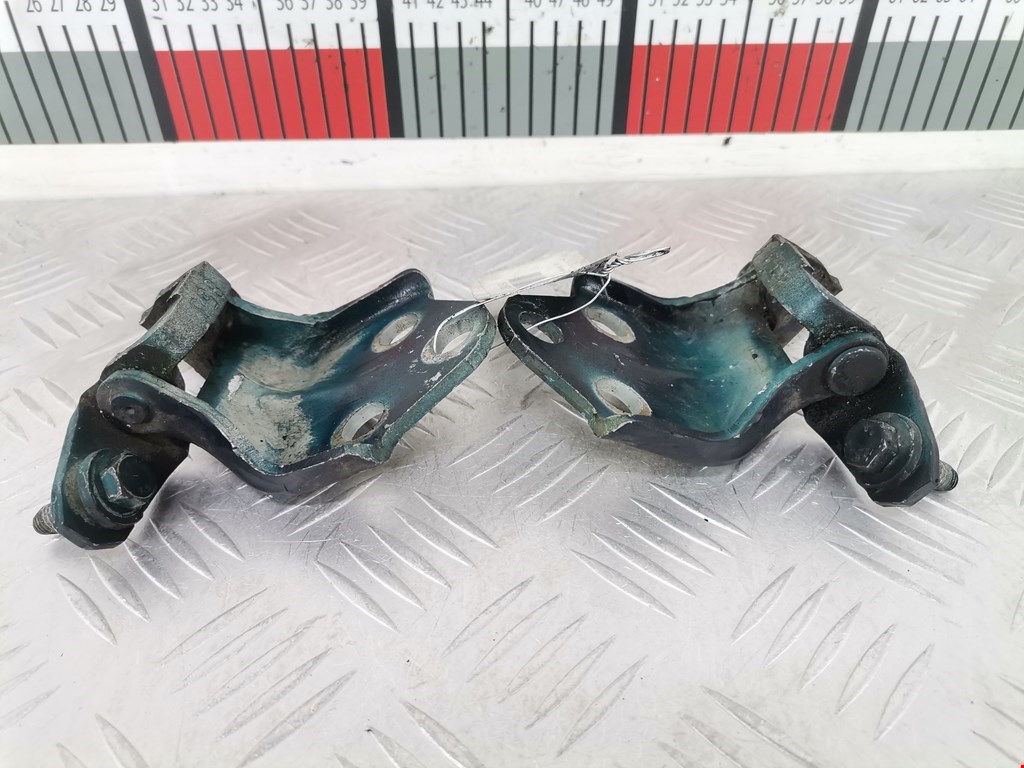 Петля двери передней правой Volvo S40 V40 1 (1996-2004)