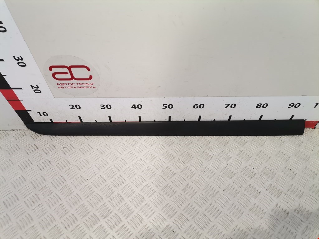 Накладка декоративная (молдинг) двери передней правой Skoda Fabia 2 (5J) (2007-2014)