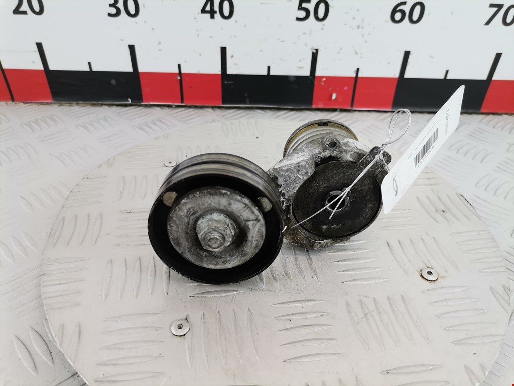 Натяжитель ремня генератора (приводного поликлинового ремня Volkswagen Golf 4 (1997-2004)