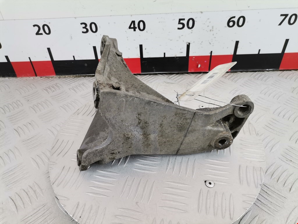 Кронштейн (крепление лапа) двигателя Volkswagen Caddy 2 (1995-2004)