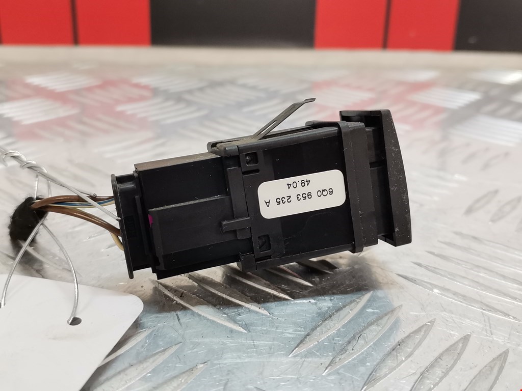 Кнопка аварийной сигнализации (аварийки) VOLKSWAGEN Polo IV 2001-2009