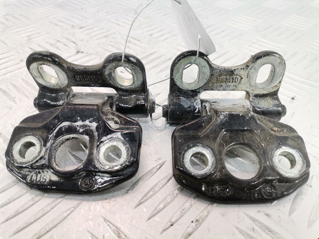 Петля двери передней правой Mercedes E-Class (W210) (1995-2003)