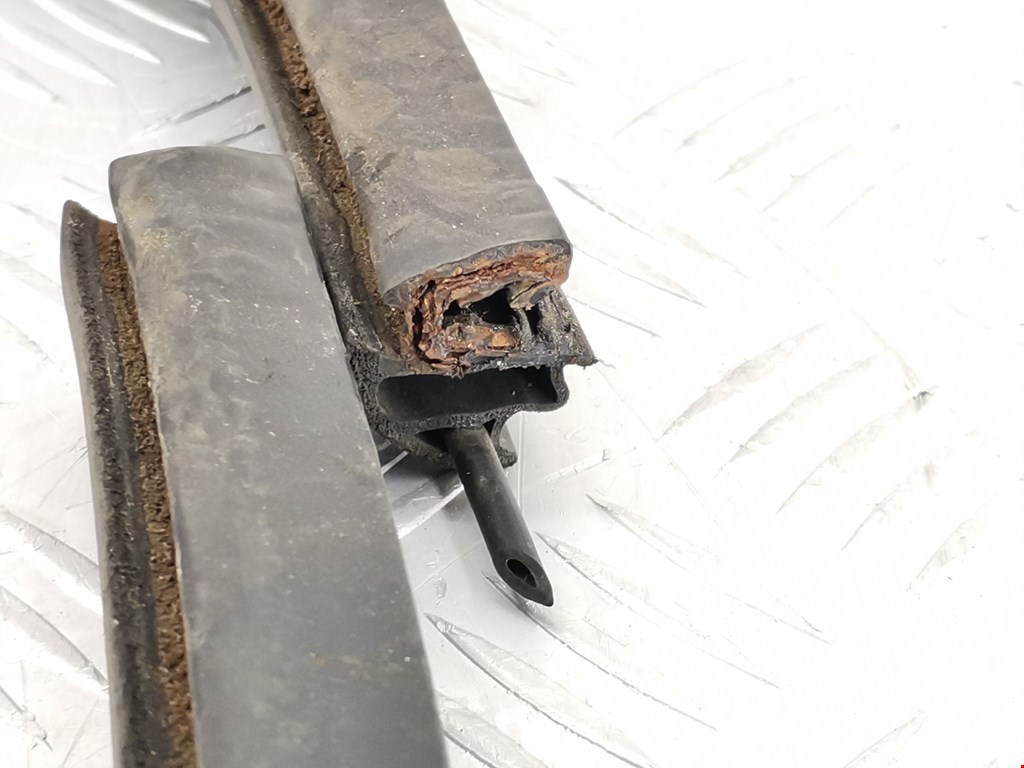 Уплотнитель двери FORD Focus I 1998-2005