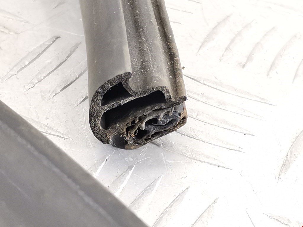 Уплотнитель двери FORD Focus I 1998-2005