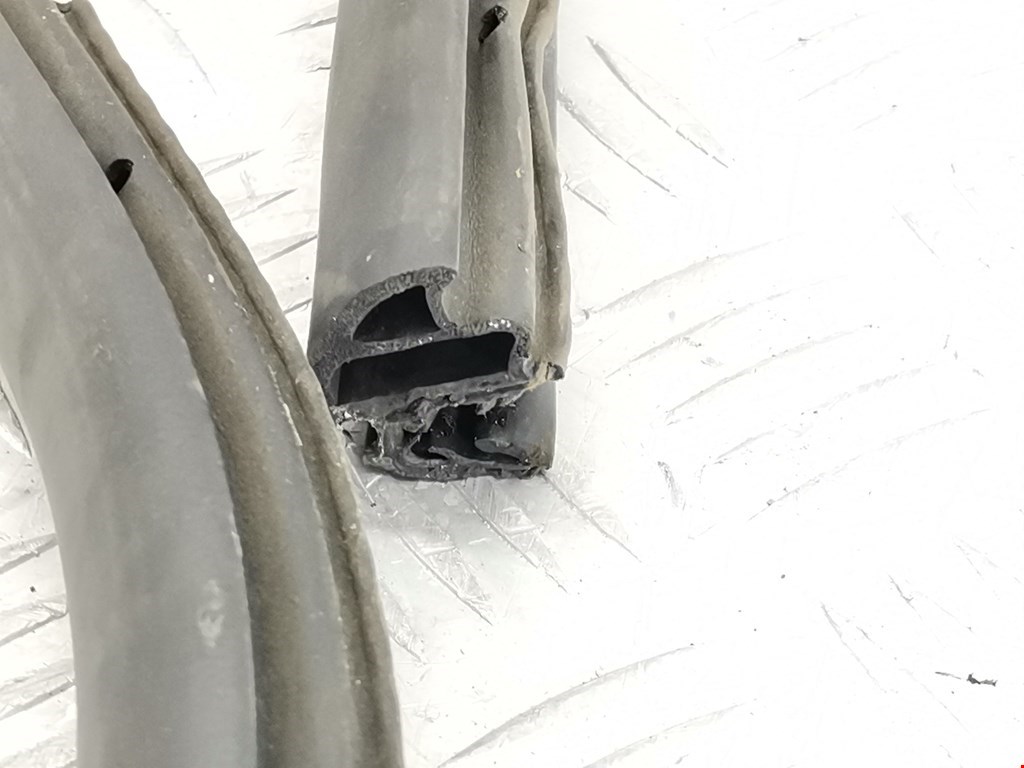 Уплотнитель двери FORD Focus I 1998-2005