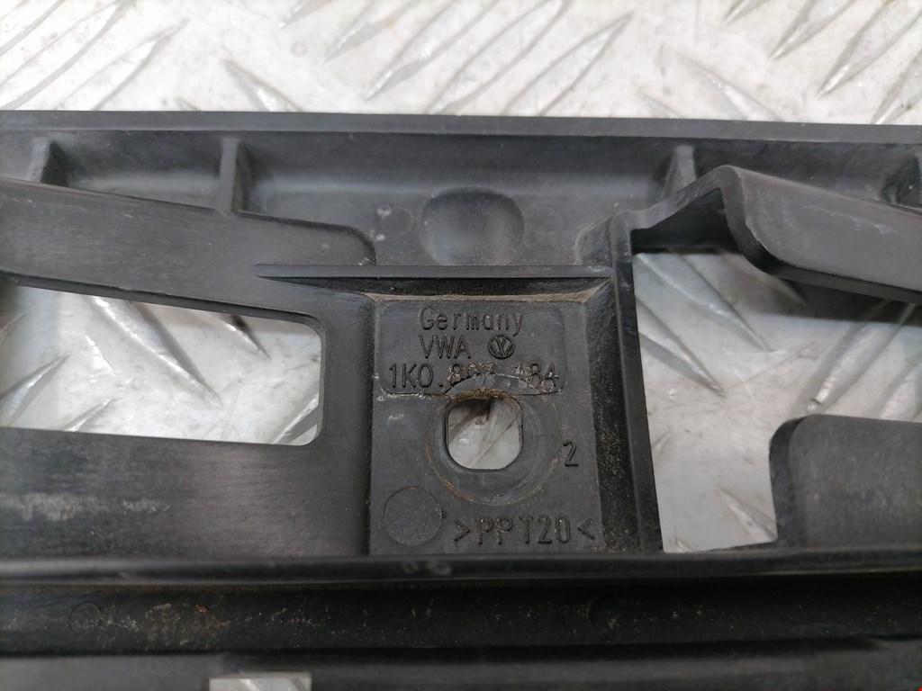 Кронштейн переднего бампера правый VOLKSWAGEN Golf V 2003-2009