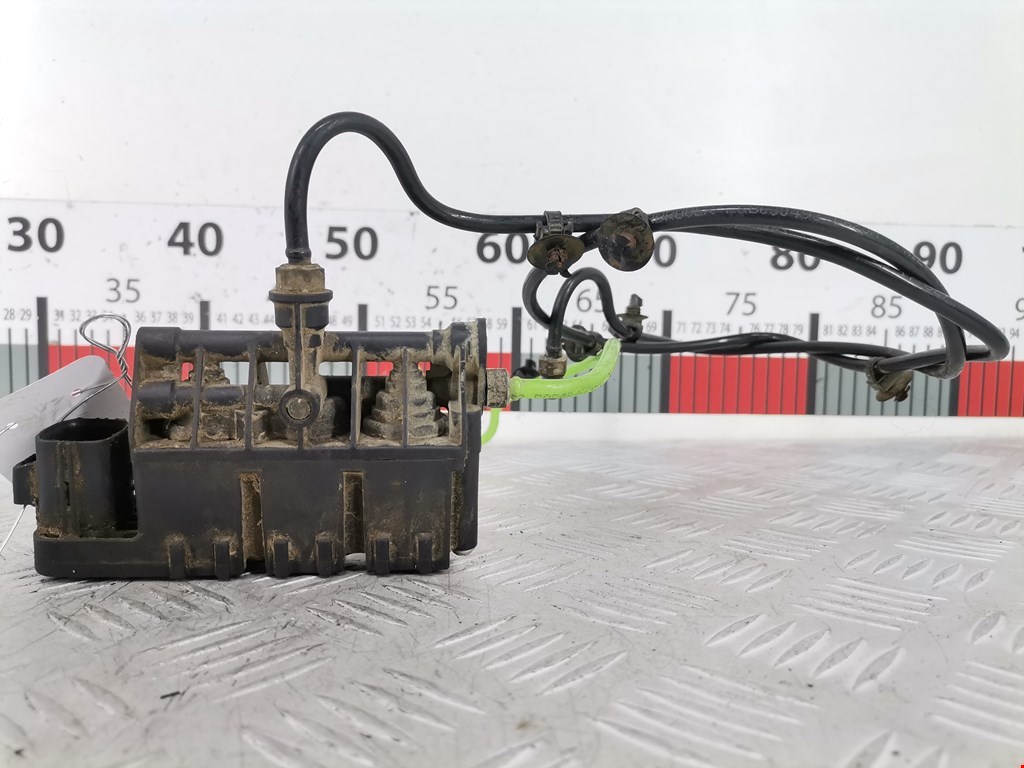 Блок клапанов пневмоподвески Land Rover Discovery 3 (2004-2009)