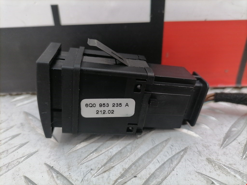 Кнопка аварийной сигнализации (аварийки) VOLKSWAGEN Polo IV 2001-2009