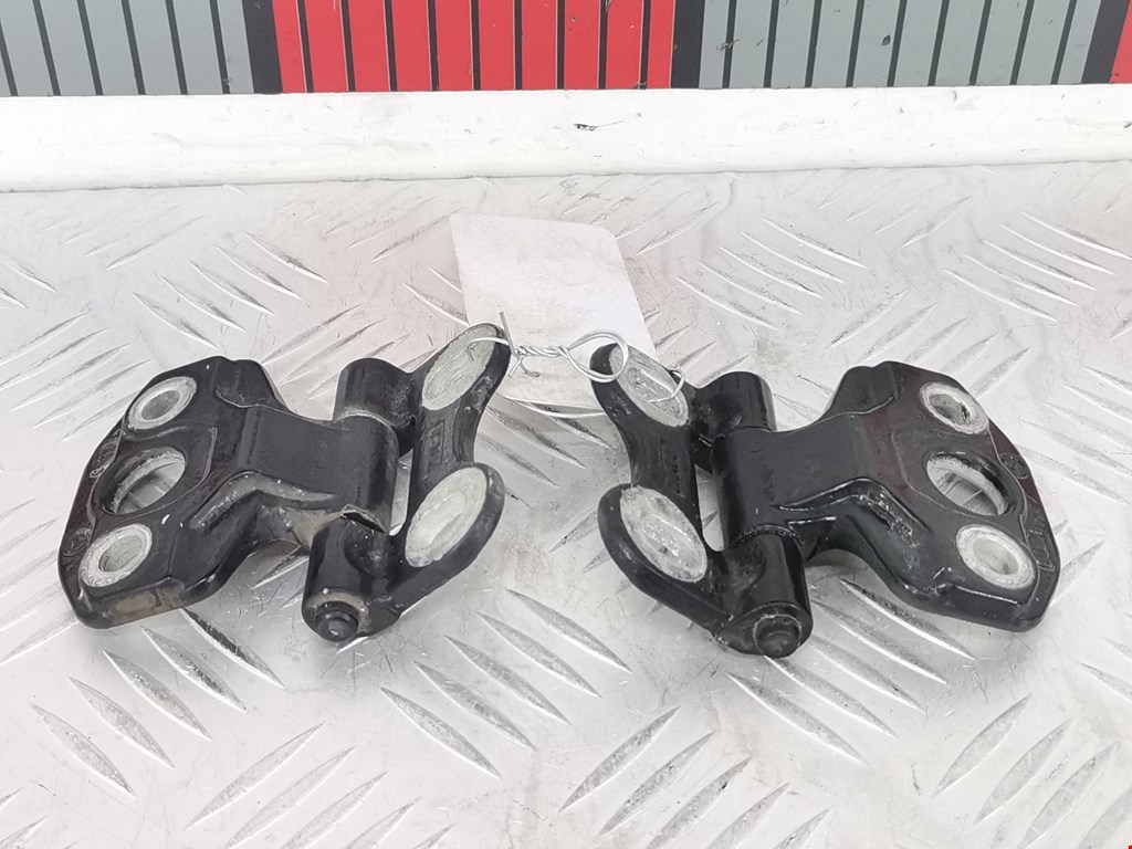 Петля двери передней правой Mercedes E-Class (W210) (1995-2003)