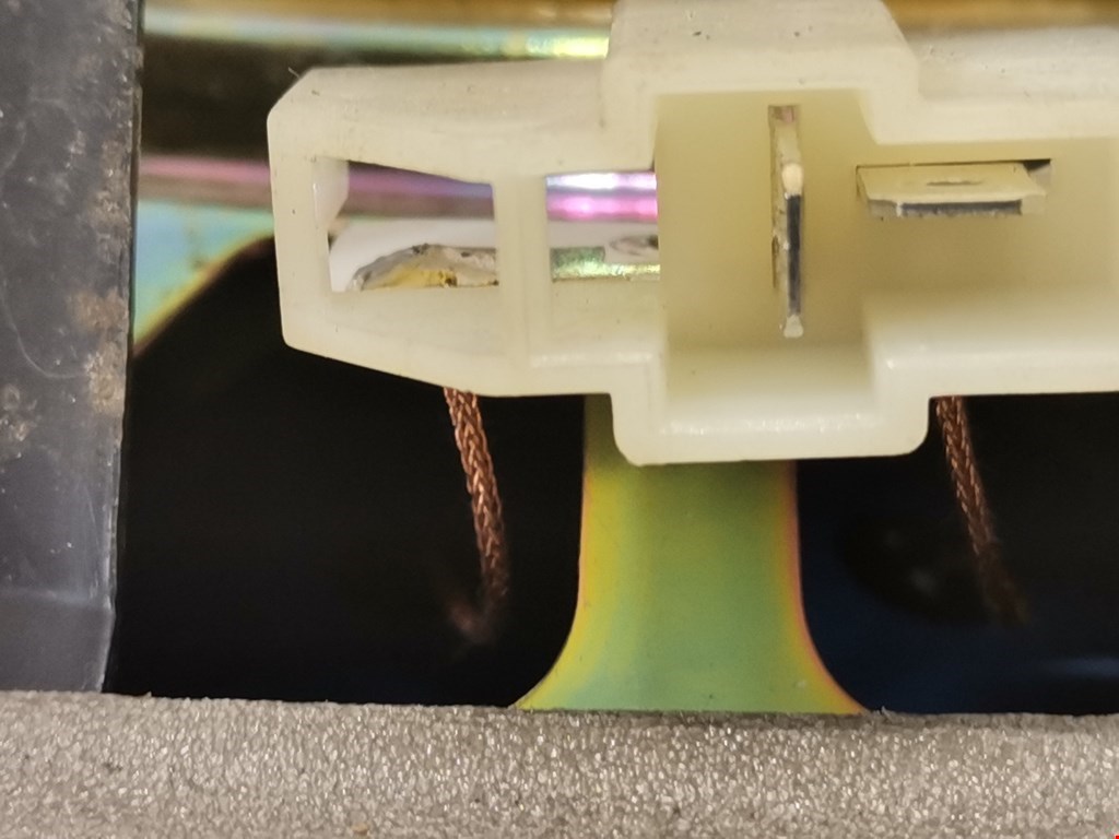 Динамик KIA Carens 1999-2002