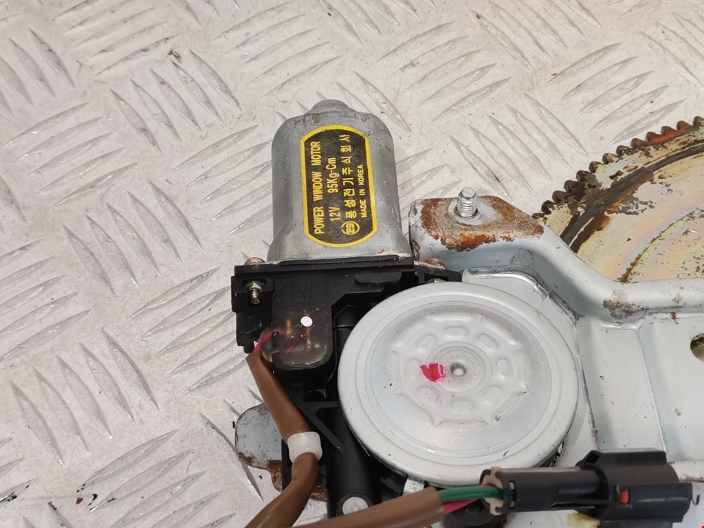 Стеклоподъемник задний правый KIA Carens 1999-2002