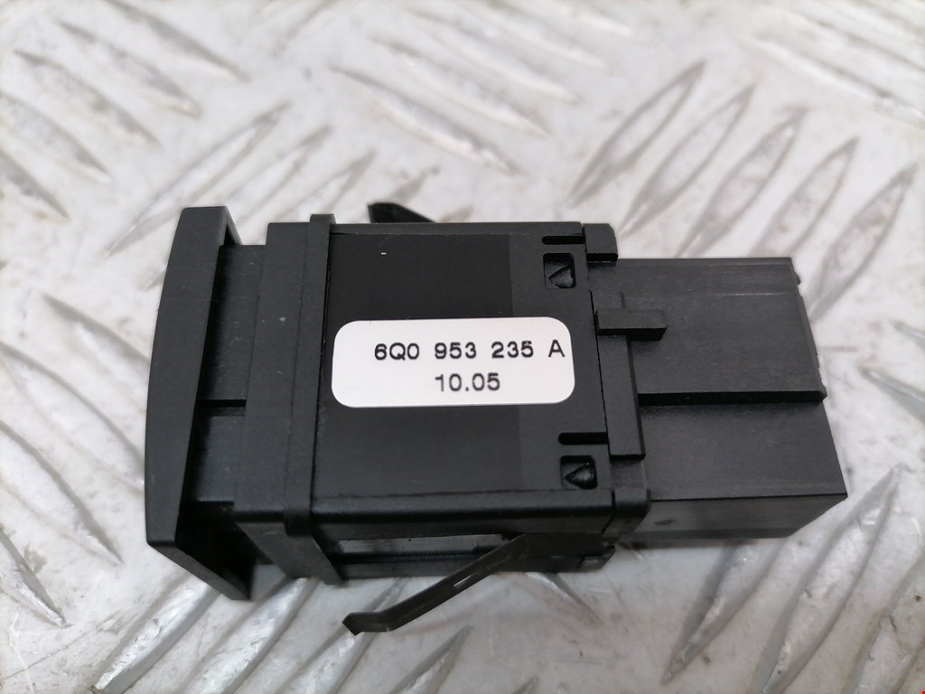 Кнопка аварийной сигнализации (аварийки) VOLKSWAGEN Polo IV 2001-2009