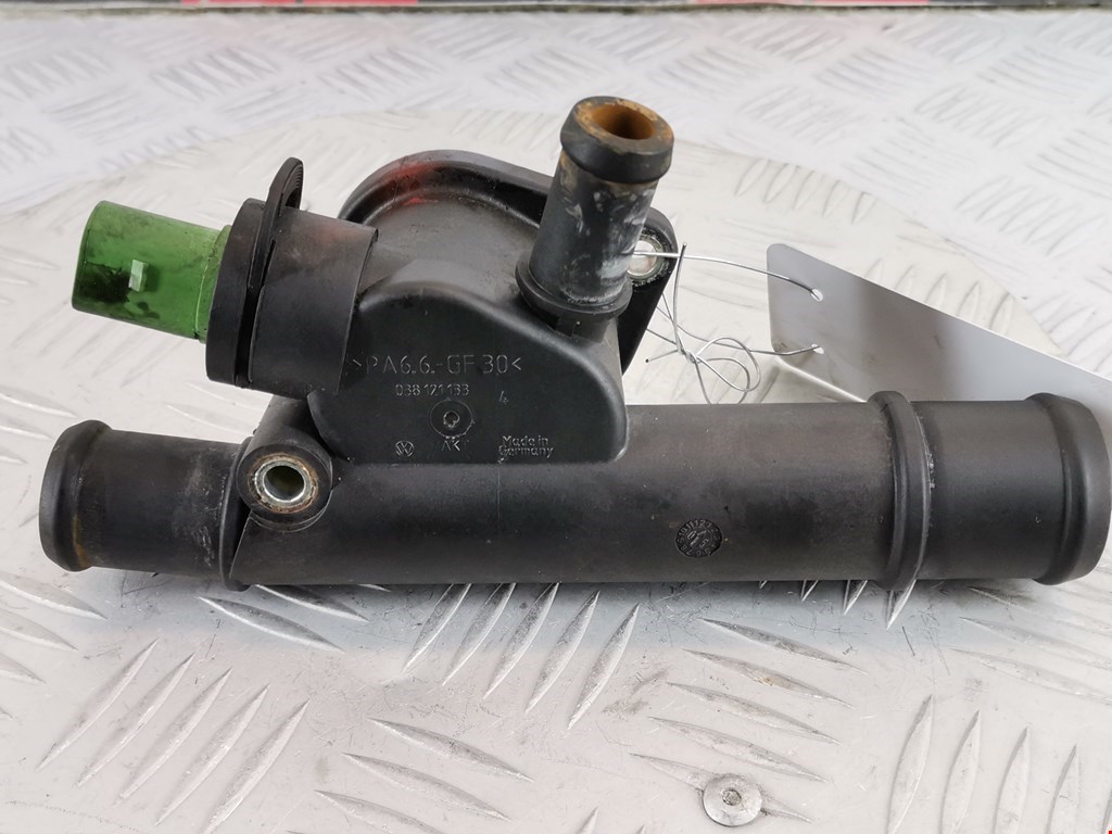 Фланец (штуцер системы охлаждения тройник) Skoda Octavia 1U (1996-2010)