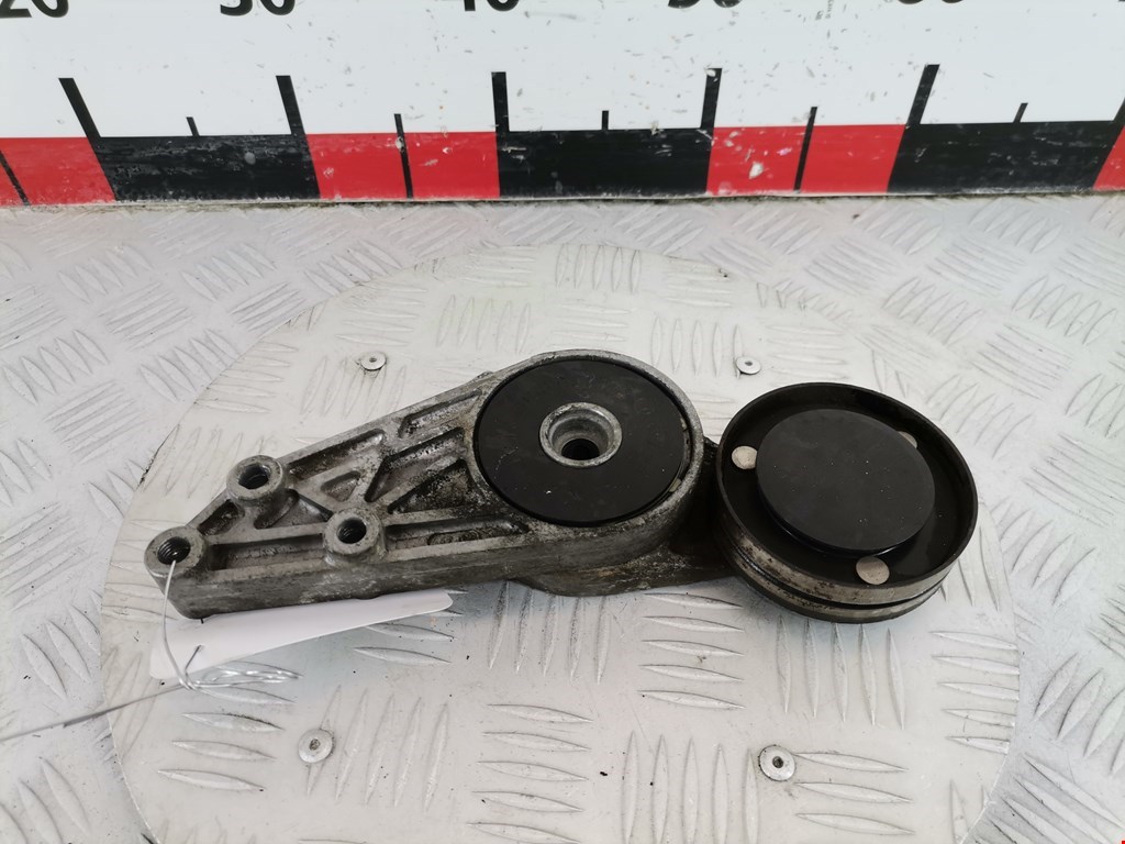 Натяжитель ремня генератора (приводного поликлинового ремня Volkswagen Passat 5 (1996-2000)