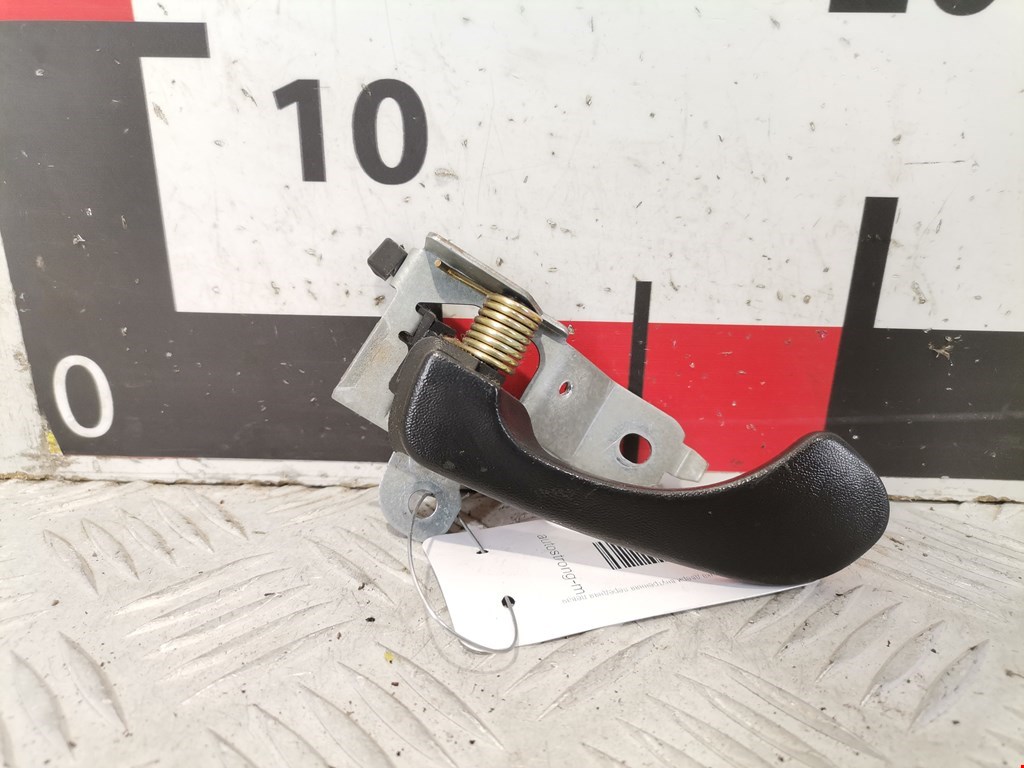 Ручка дверная передняя внутренняя левая MITSUBISHI Carisma 1995-1999