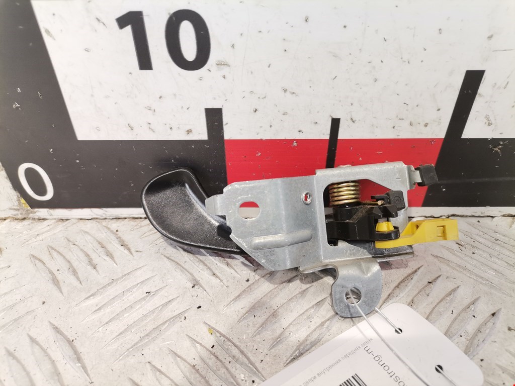 Ручка дверная передняя внутренняя левая MITSUBISHI Carisma 1995-1999