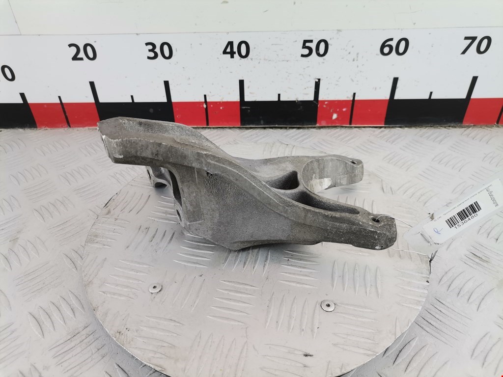 Кронштейн (крепление лапа) двигателя Audi A8 D3 (2002-2010)