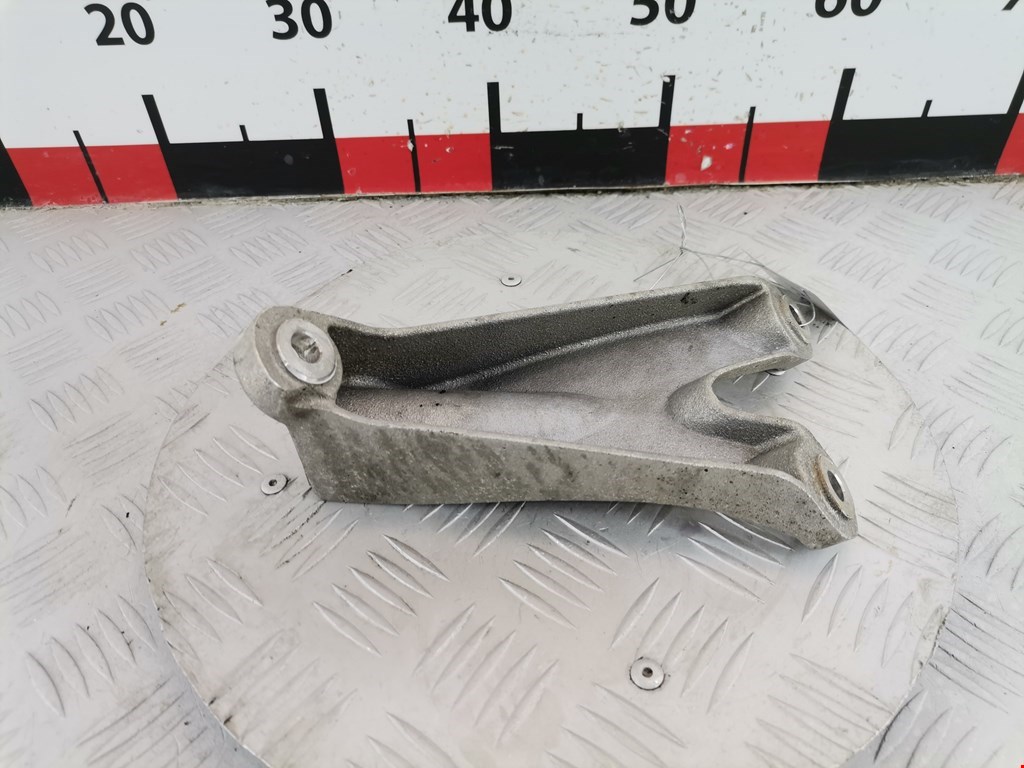 Кронштейн (крепление лапа) двигателя Audi A8 D3 (2002-2010)