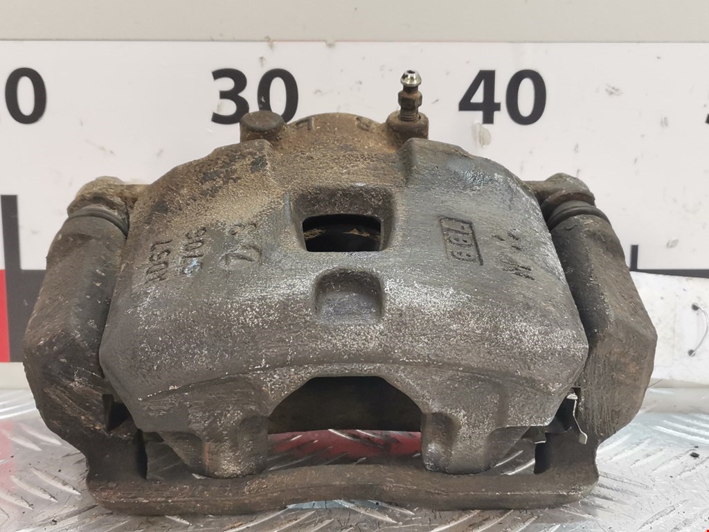 Суппорт передний правый SUBARU Legacy 1998-2004