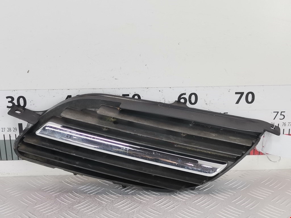 Решетка радиатора NISSAN Almera Tino 2000-2006