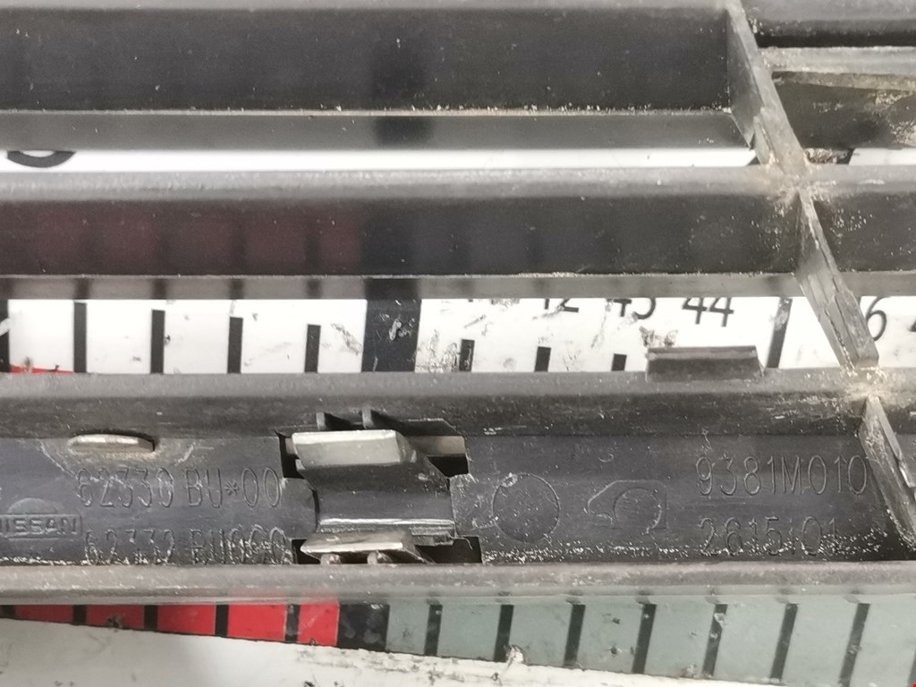 Решетка радиатора NISSAN Almera Tino 2000-2006