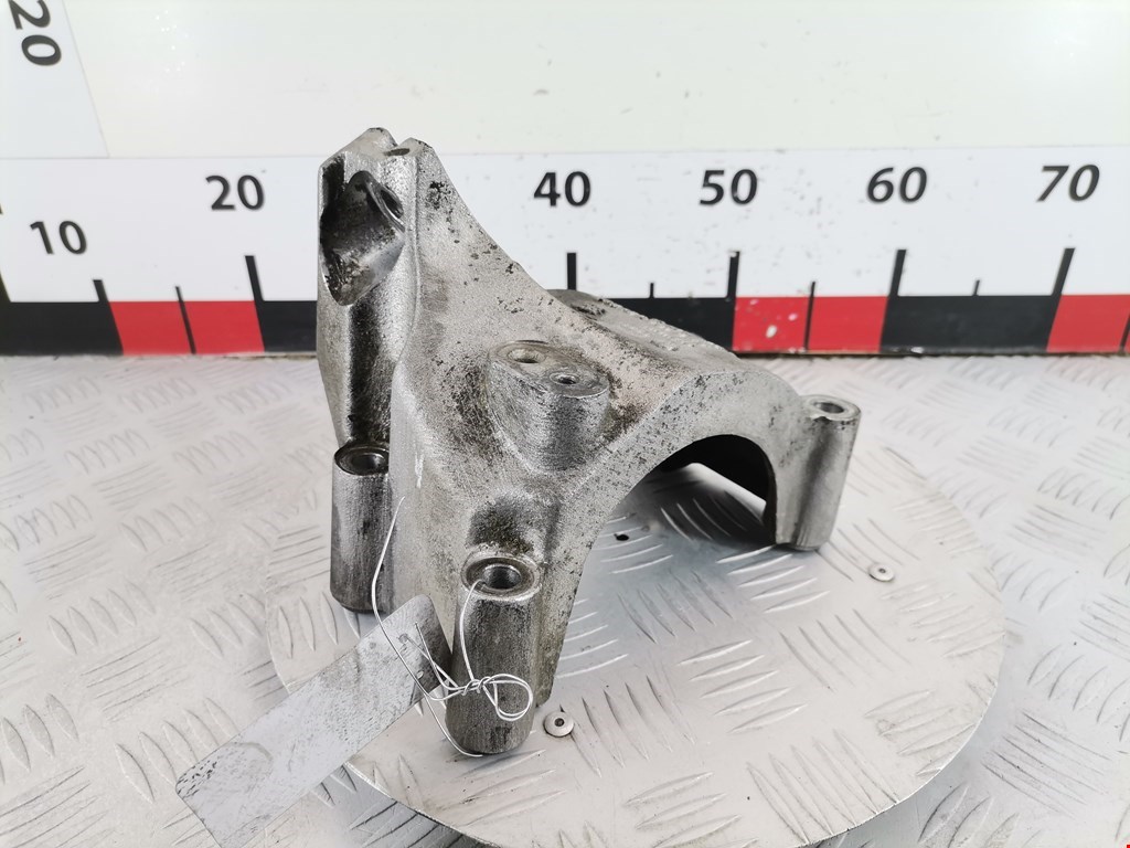 Кронштейн (крепление лапа) двигателя Volkswagen Phaeton (2002-2016)