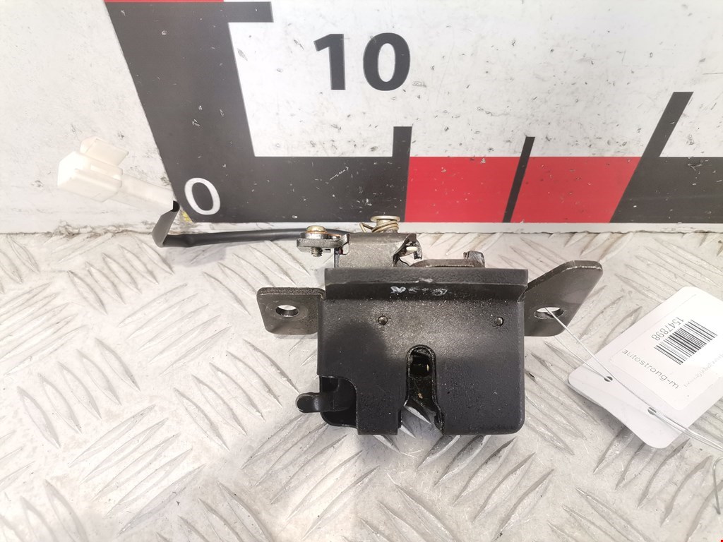 Замок багажника (крышки двери) KIA Carens 1999-2002