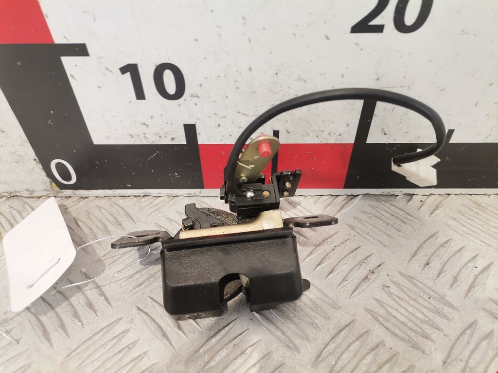 Замок багажника (крышки двери) KIA Carens 1999-2002