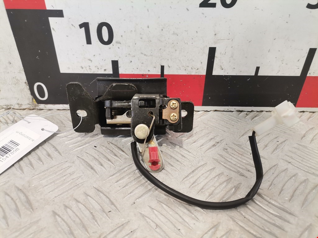 Замок багажника (крышки двери) KIA Carens 1999-2002