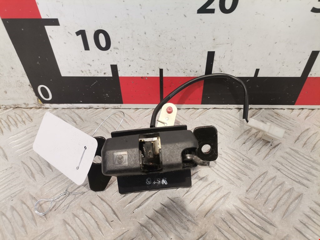 Замок багажника (крышки двери) KIA Carens 1999-2002