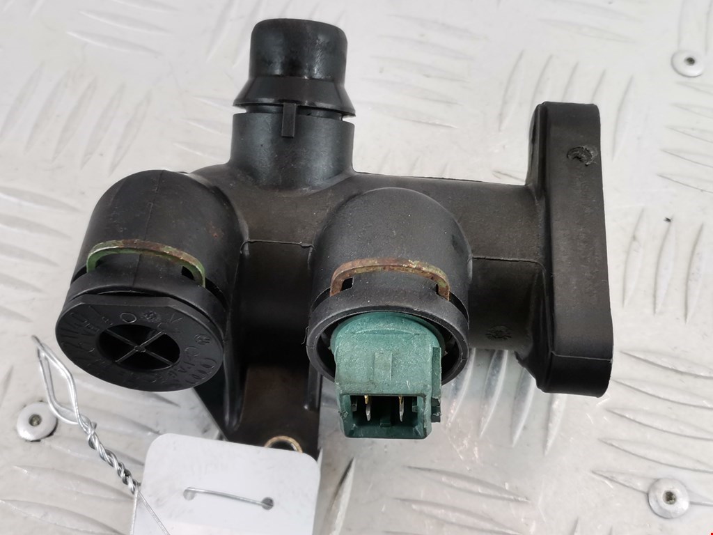 Тройник системы охлаждения AUDI A4 B5 1995-2001