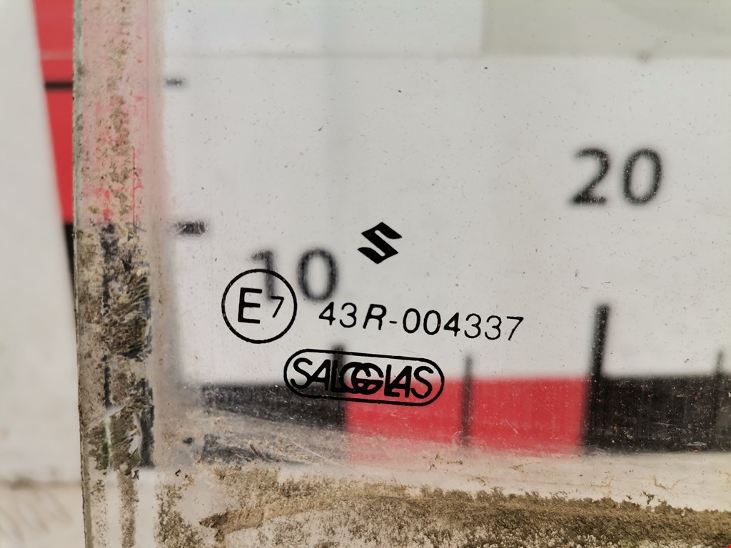 Стекло двери заднее правое SUZUKI Swift 1989-2003