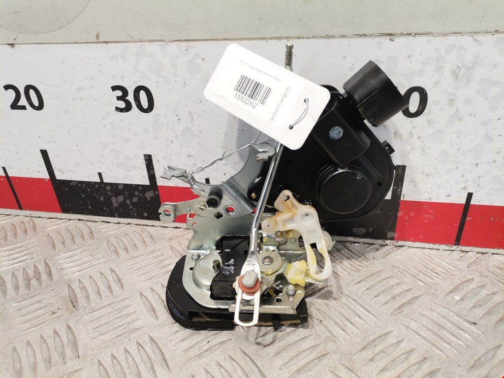 Замок двери задней правой Toyota Rav4 2 (2000-2005)