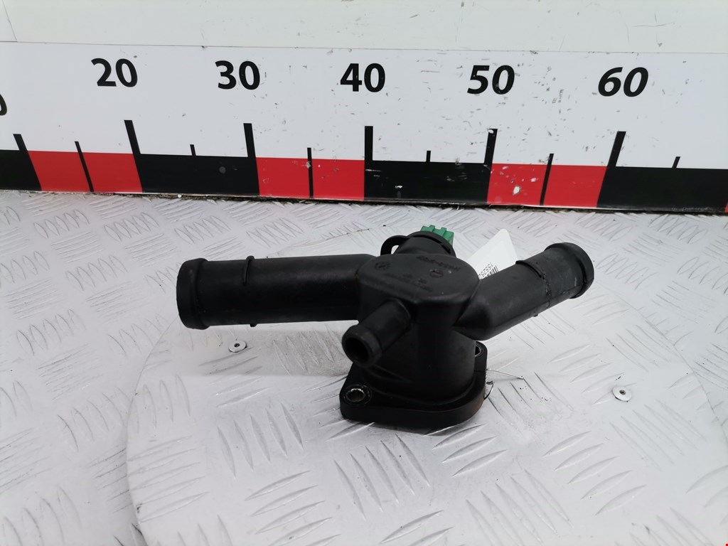 Фланец (штуцер системы охлаждения тройник) Audi A3 8L (1996-2003)