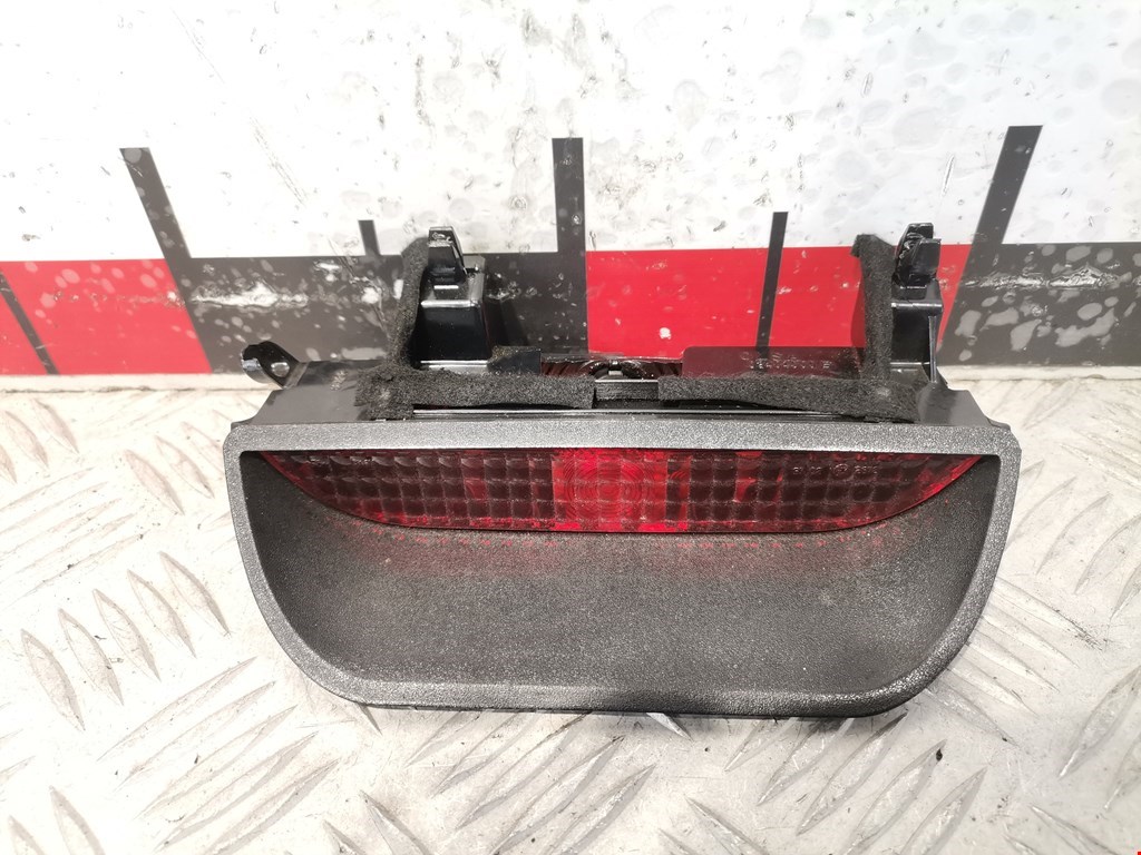 Фонарь дополнительный тормозной (стоп-сигнал) Renault Sandero 1 (2007-2014)