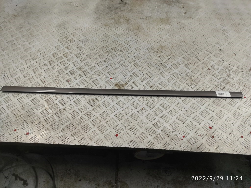 Накладка (молдинг) двери передней правой Audi A6 C5 (1997-2005)