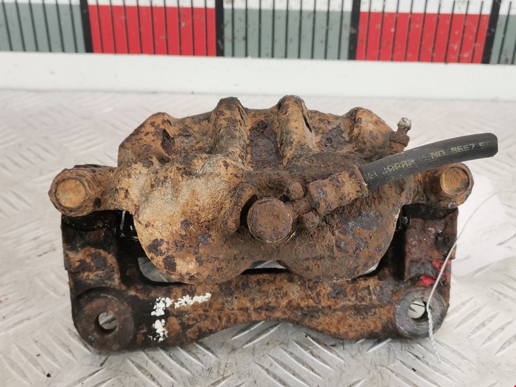 Суппорт передний левый SUBARU Forester I 1997-2002