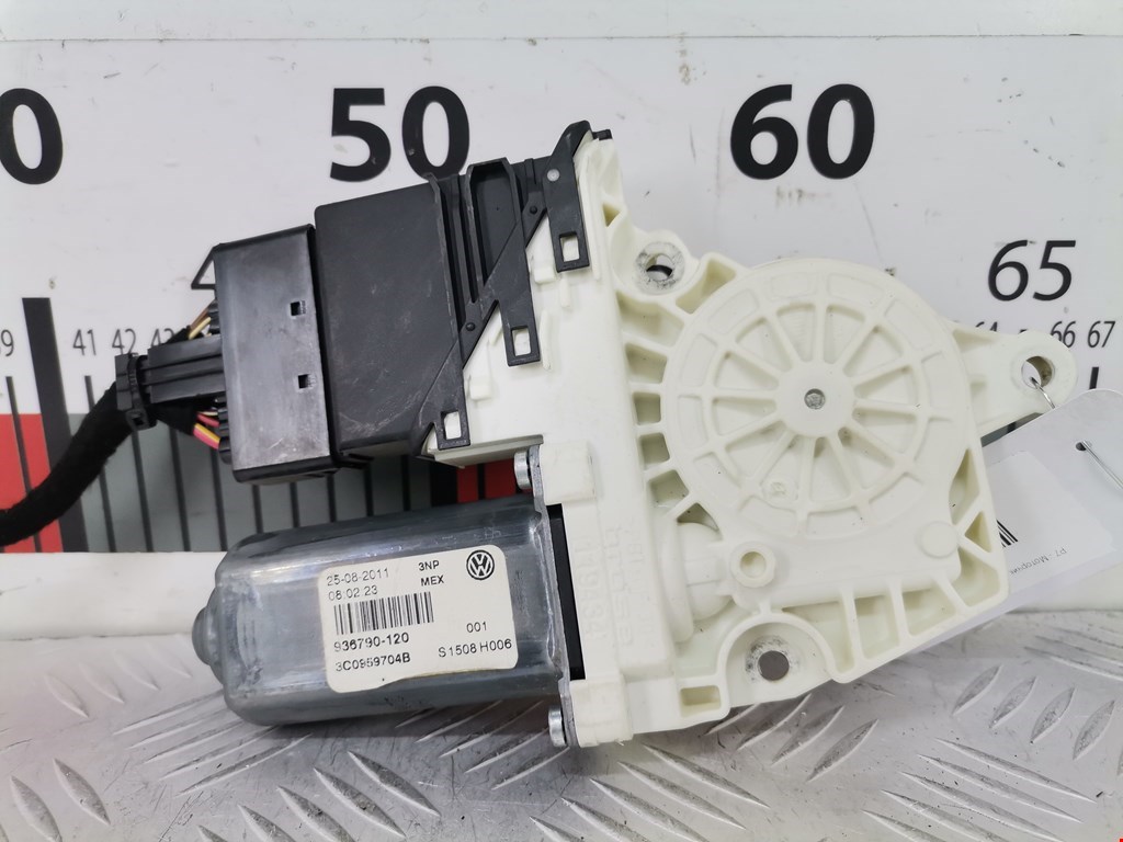 Моторчик (двигатель) стеклоподъемника VOLKSWAGEN Jetta VI 2011-2017