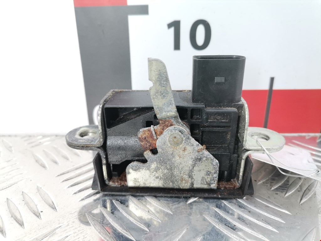 Замок багажника (крышки двери) VOLKSWAGEN Golf V 2003-2009