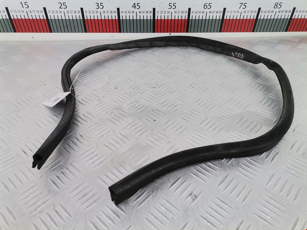 Уплотнитель (наружный) VOLKSWAGEN Passat B7 2011-2015