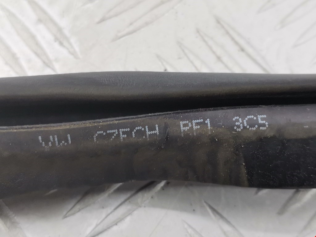 Уплотнитель двери VOLKSWAGEN Passat B7 2011-2015